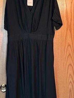 BloomChic Black V-Neck Midi Dress